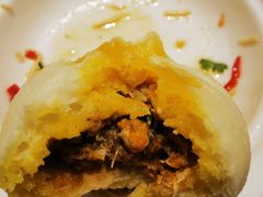 咬开后的蟹黄包-留芳·文旅古月楼(老街店)