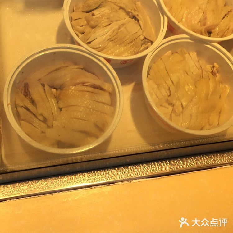 他们家的菜品以前都是很优惠也很好吃的、现在是看着很有食欲吃着味道也是一般般啦、藤椒鸡切的一片片的加入藤椒油卤汁吃着辣辣的很香、卤味鸡酱油的红烧的一整个鸡、两款都是鸡肉但是味道都不相同、看个人自己喜欢吃什么哦…