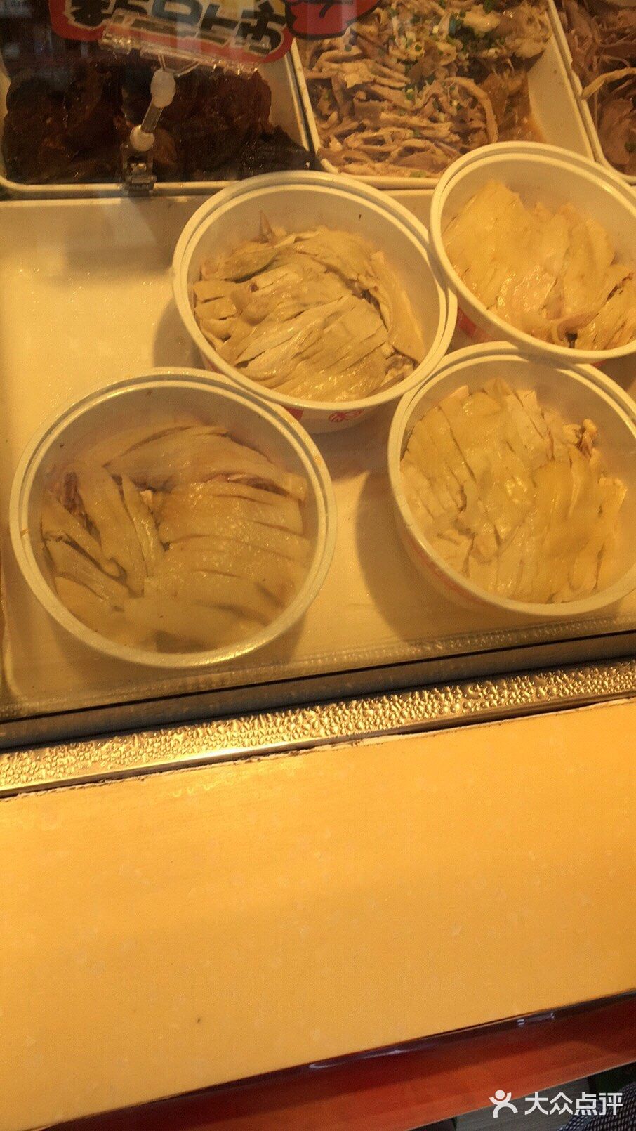 他们家的菜品以前都是很优惠也很好吃的、现在是看着很有食欲吃着味道也是一般般啦、藤椒鸡切的一片片的加入藤椒油卤汁吃着辣辣的很香、卤味鸡酱油的红烧的一整个鸡、两款都是鸡肉但是味道都不相同、看个人自己喜欢吃什么哦…