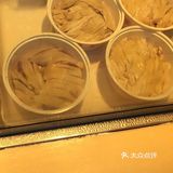 他们家的菜品以前都是很优惠也很好吃的、现在是看着很有食欲吃着味道也是一般般啦、藤椒鸡切的一片片的加入藤椒油卤汁吃着辣辣的很香、卤味鸡酱油的红烧的一整个鸡、两款都是鸡肉但是味道都不相同、看个人自己喜欢吃什么哦…