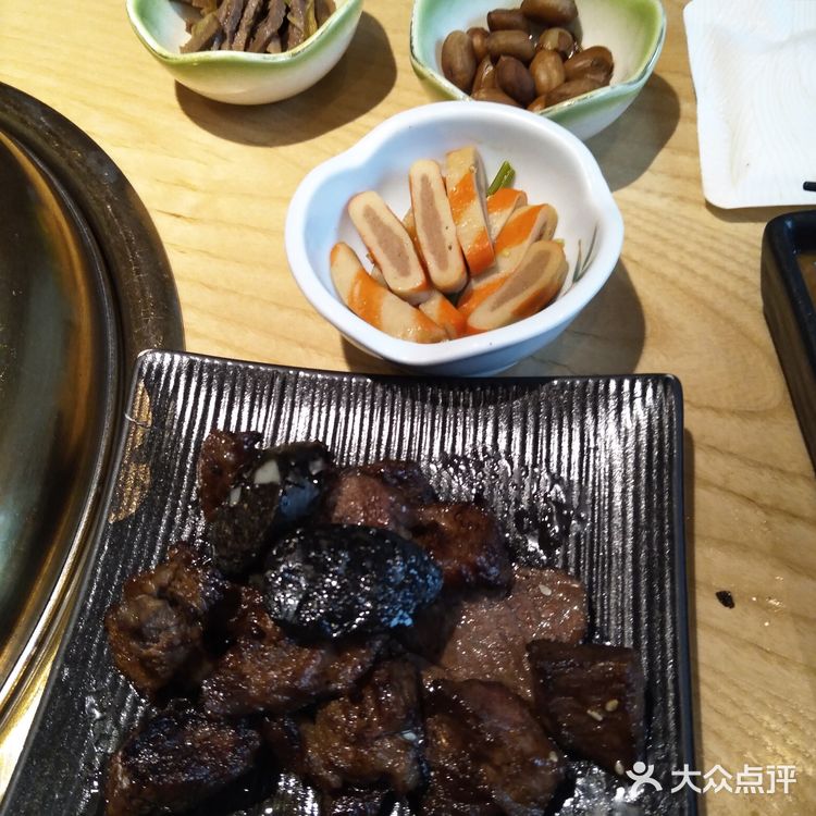三角牛霖，店员一直帮忙在烤肉，外焦里嫩烤的好香哦
