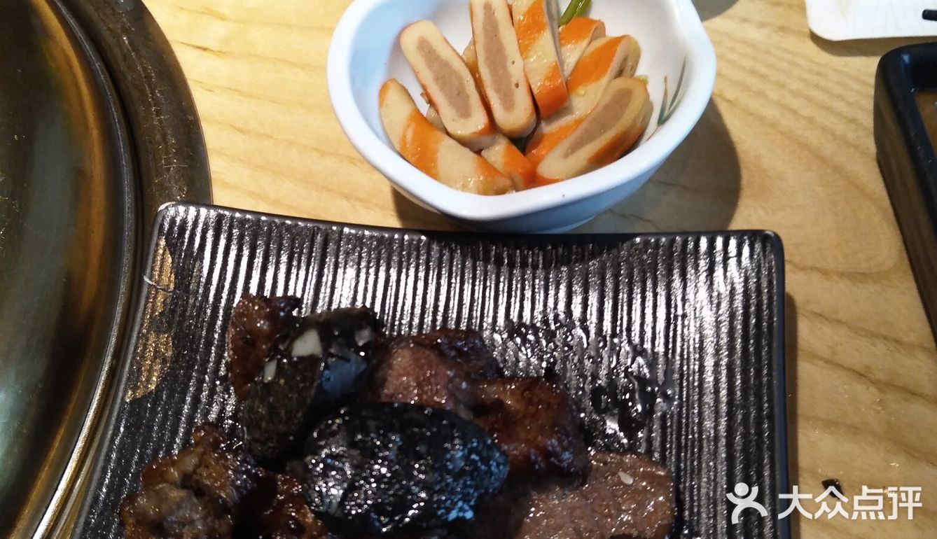 三角牛霖,店员一直帮忙在烤肉,外焦里嫩烤的好香哦