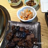 三角牛霖,店员一直帮忙在烤肉,外焦里嫩烤的好香哦