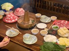 -洞庭洲·防空洞火锅·烧烤·铜锅涮肉(新百广场店)