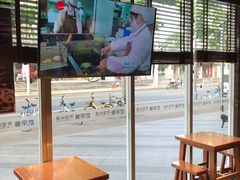 靠窗位-弄堂咪道-饭香·面香·馄饨香(钦州北路田尚坊店)