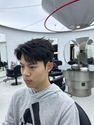 -一家只做男发烫染的店
