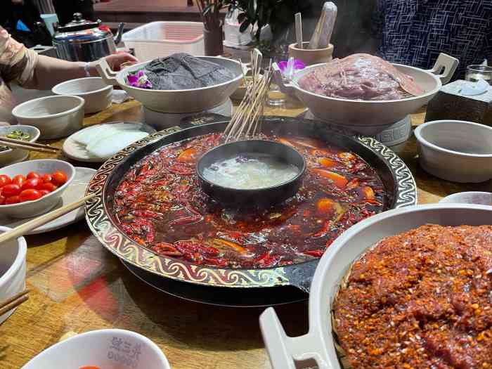 过三关老火锅汽博店-"本来是说起去吃马路边边 谁知道走到门口关.