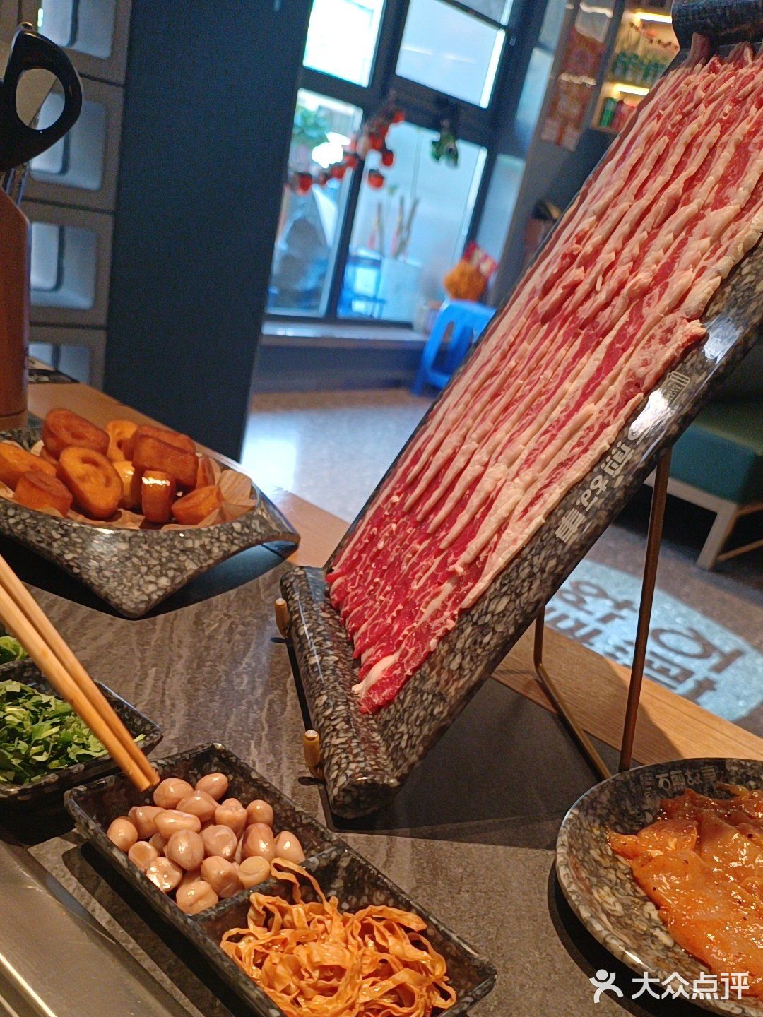 非常适合家人朋友一起聚餐，环境干净整，服务