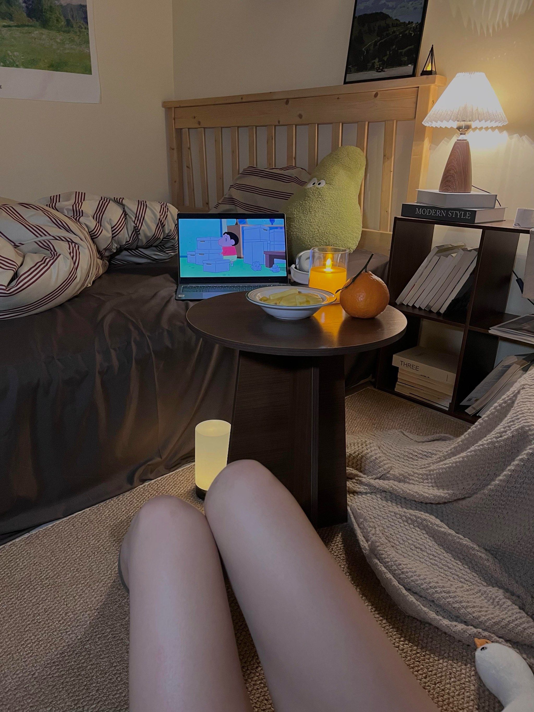 夜晚的房间真的好好宅✨