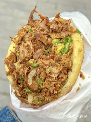 谁能拒绝这一口香酥肉香四溢的肉夹馍啊！