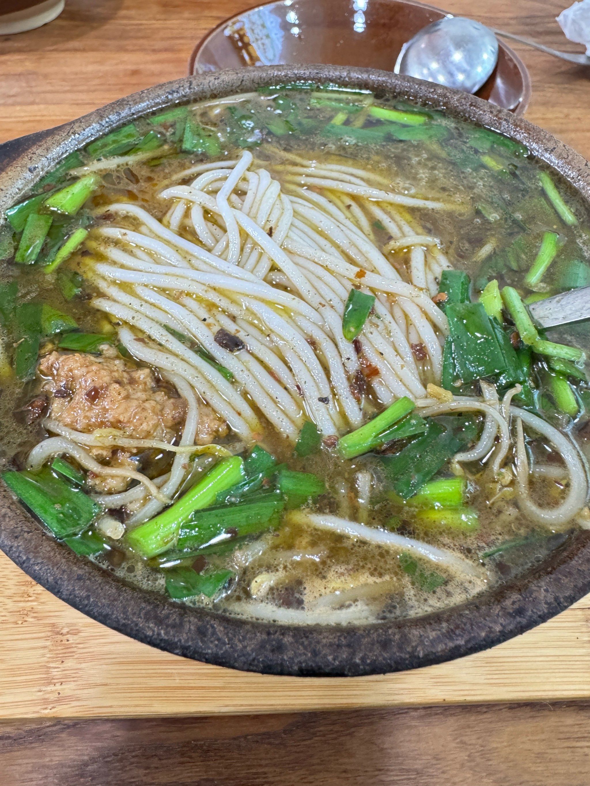 滚烫的砂锅米线