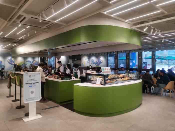 星巴克臻选(美罗城店)-"之前去正好在装修 所以重装开业后必须来打.