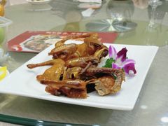 招牌烧乳鸽-聚彩居三和酒楼•老字号粤菜(南城店)