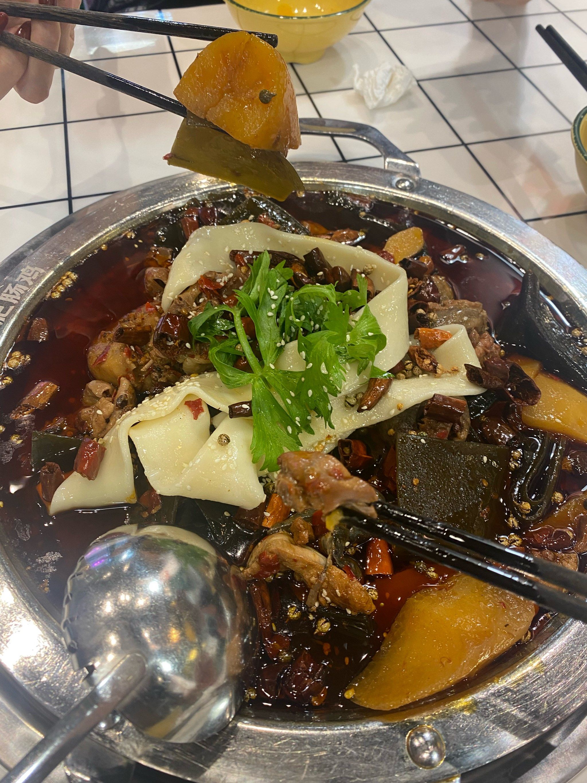 观音桥的晓彭肥肠鸡,口味独特,朋友推荐来的