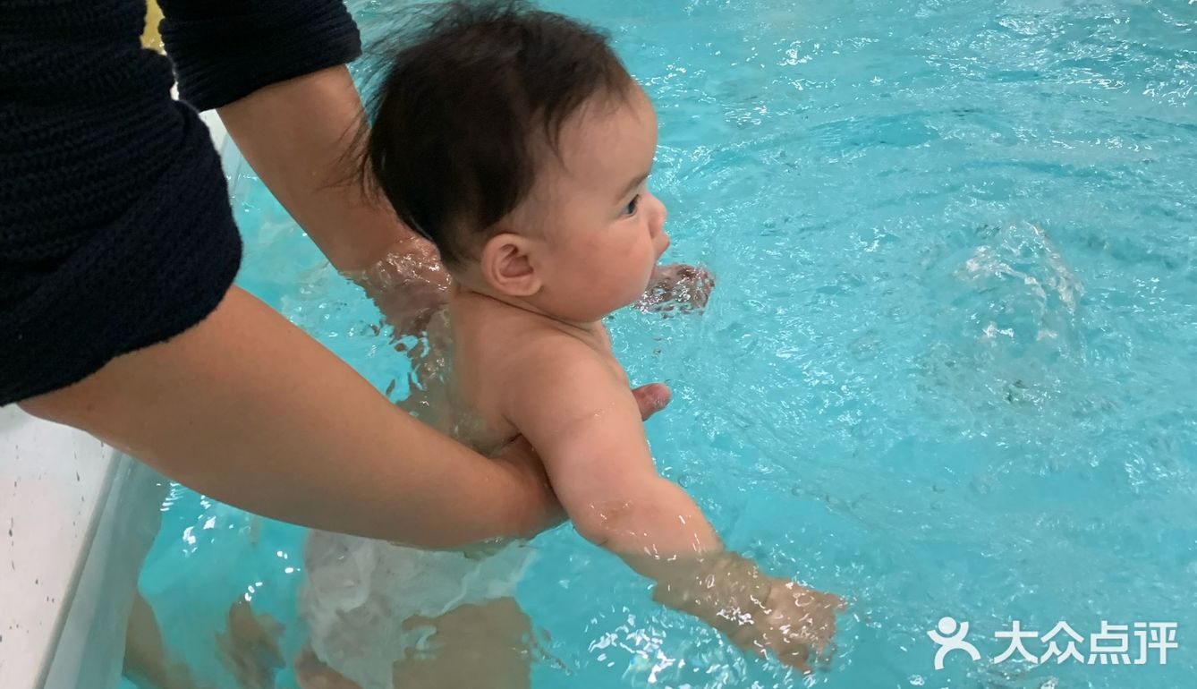 水育课不经增加亲子交流还让宝宝更亲密的接触水