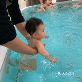 水育课不经增加亲子交流还让宝宝更亲密的接触水
