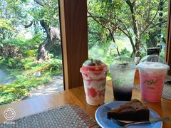 -Chom Cafe and Restaurant