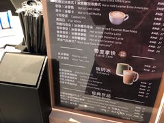 -瑞幸咖啡(岳家嘴地铁站店)