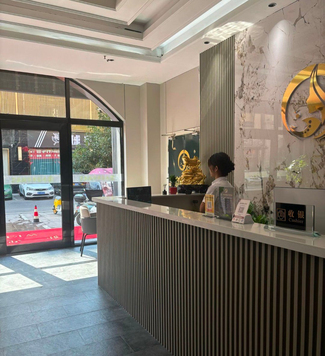n新开业的一家足浴店,店里氛围做的很好,有专门的前台会带你进入包厢