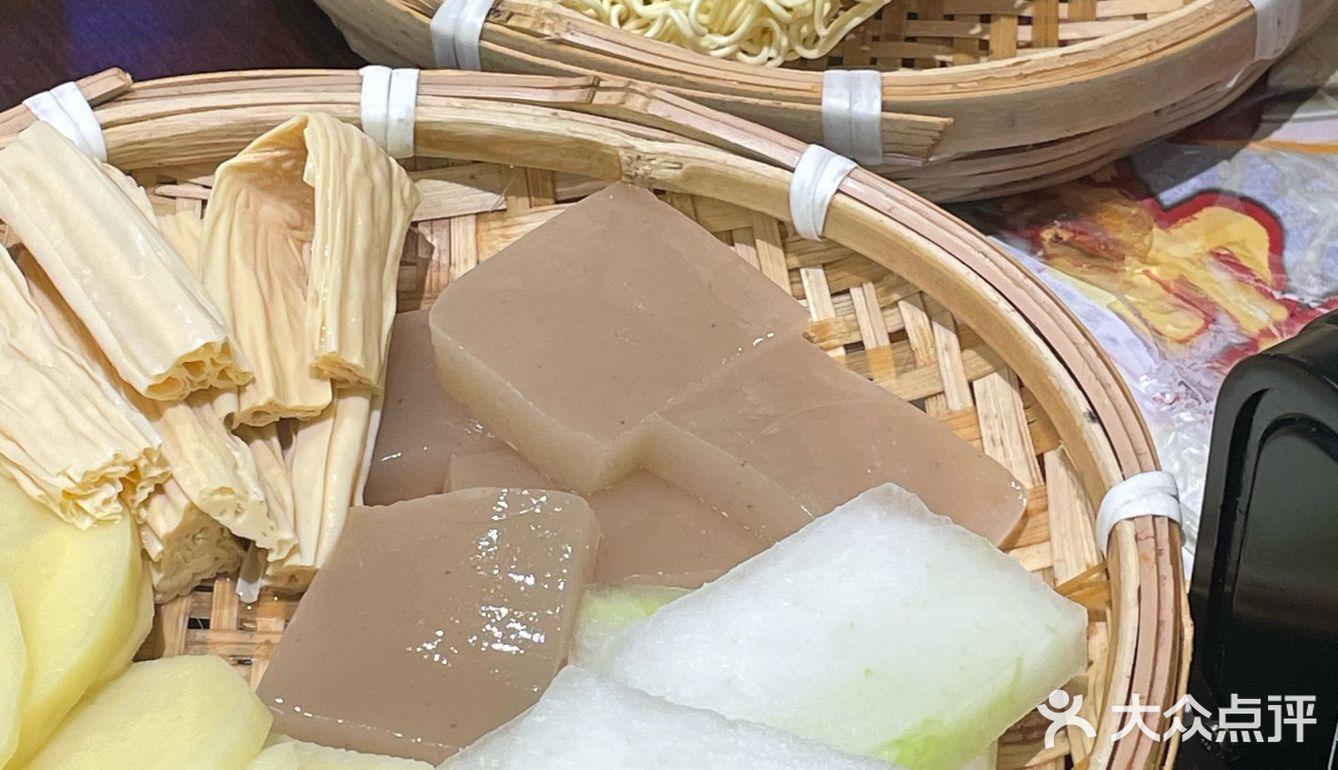 老板说他们家的辣子鸡火锅好吃得很