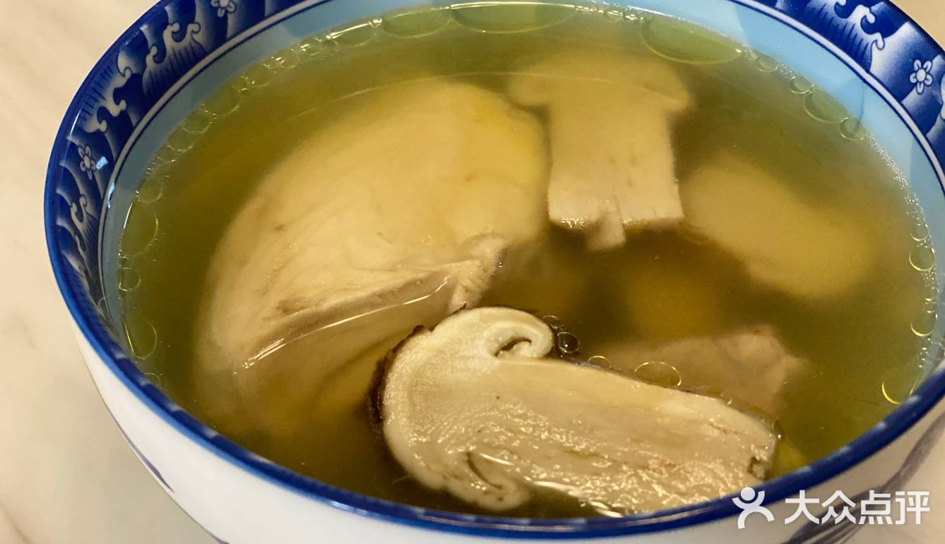 松茸炖鸡汤，鸡加松茸，几片姜和三个红枣，无比鲜甜