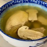 松茸炖鸡汤，鸡加松茸，几片姜和三个红枣，无比鲜甜