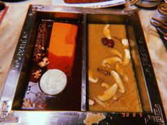 经典牛油锅+大凉山菌汤-月满大江火锅(总府路店)