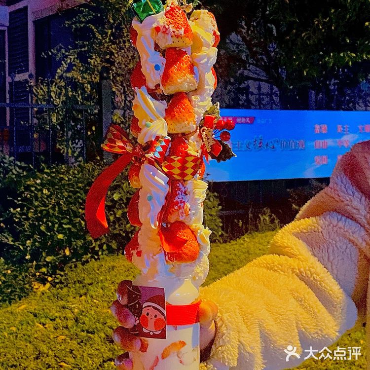 在威海吃上了草莓通天塔🍓还是巨巨巨巨塔哦‼️