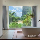 边看山景边泡澡太舒服啦！