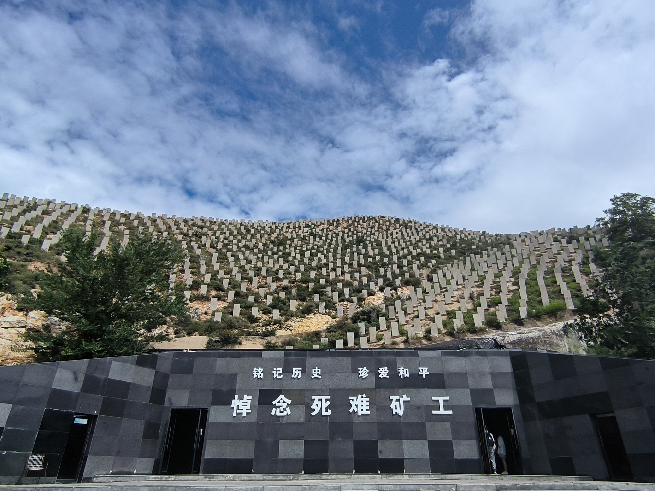 残忍的万人坑,满山的无字碑