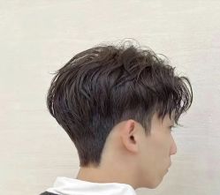 -一家只做男发烫染的店