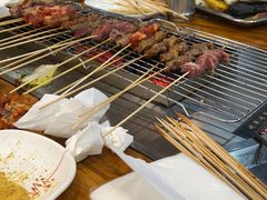 -哈尔滨小酒馆·鲜肉现穿自助烧烤(康新花园店)