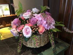 前台美丽的花花-悦子阁月子会所