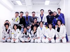 -菠萝格斗巴西柔术训练馆