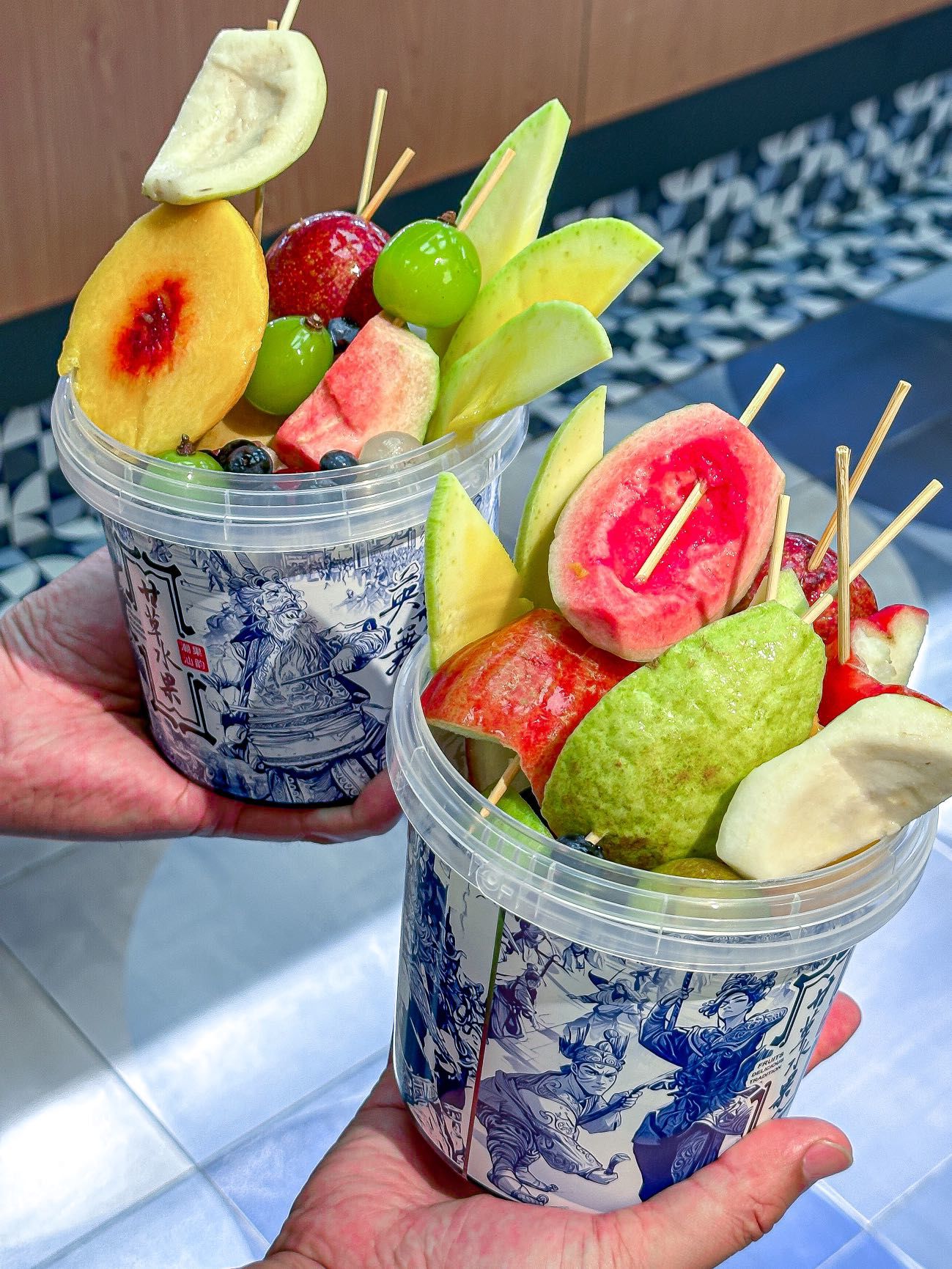 你就是显眼包,水果桶太夸张啦