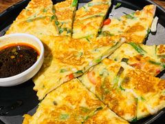 海鲜葱饼-明洞阿姨·韩式酱蟹烤肉·创意料理(三元桥店)