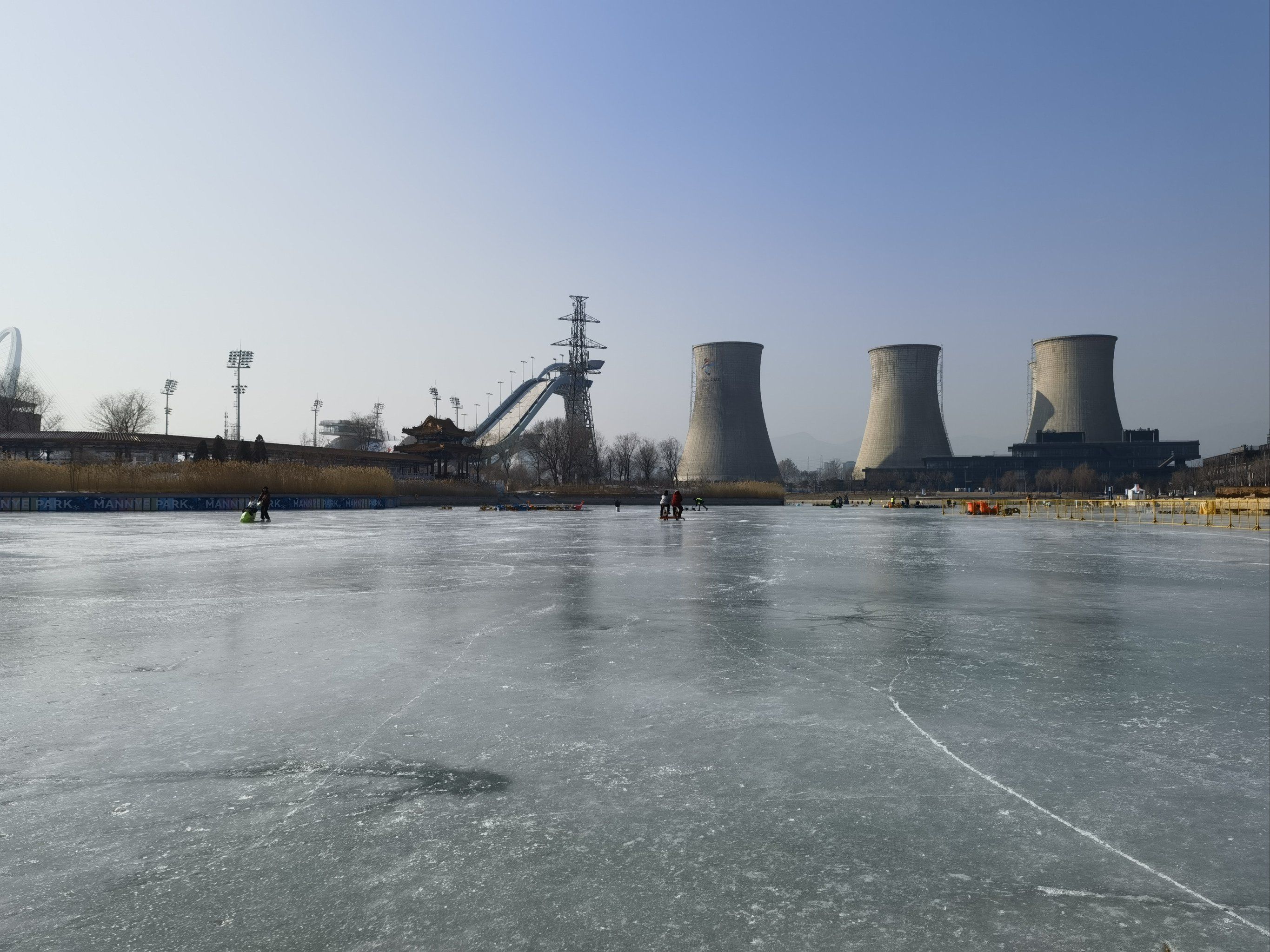 周五没啥人,冰场面积挺大的,不限时玩耍[微笑]「首钢园·群明湖」