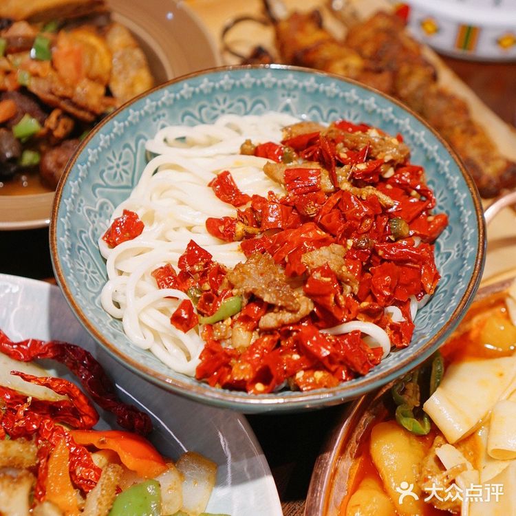 超正宗的新疆菜🌶️辣子鸡+拌面🍜，流口水了🤤