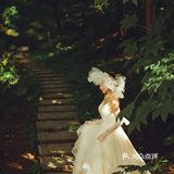 今天和大家分享一组轻复古森系婚纱客片作品