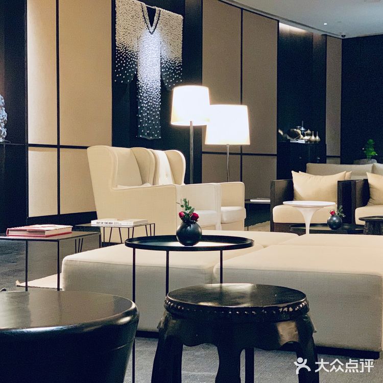其实梳妆台不多，才2个。健身房很大