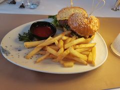 安格斯牛肉汉堡配自制薯条-国家大剧院西餐厅