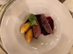 鸭胸肉配树莓酱和饺子-纽约咖啡馆