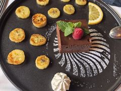 巧克力慕斯蛋糕配煎香蕉-火车头法国西餐厅