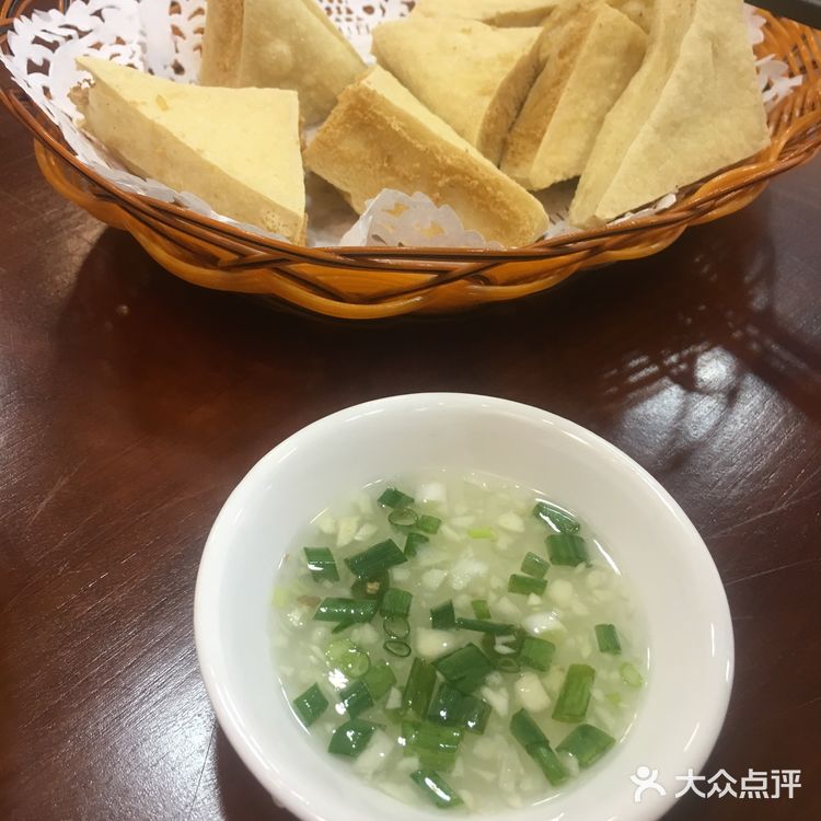 把招牌小吃都点上了，豆浆很浓，根据自己的口味加糖
