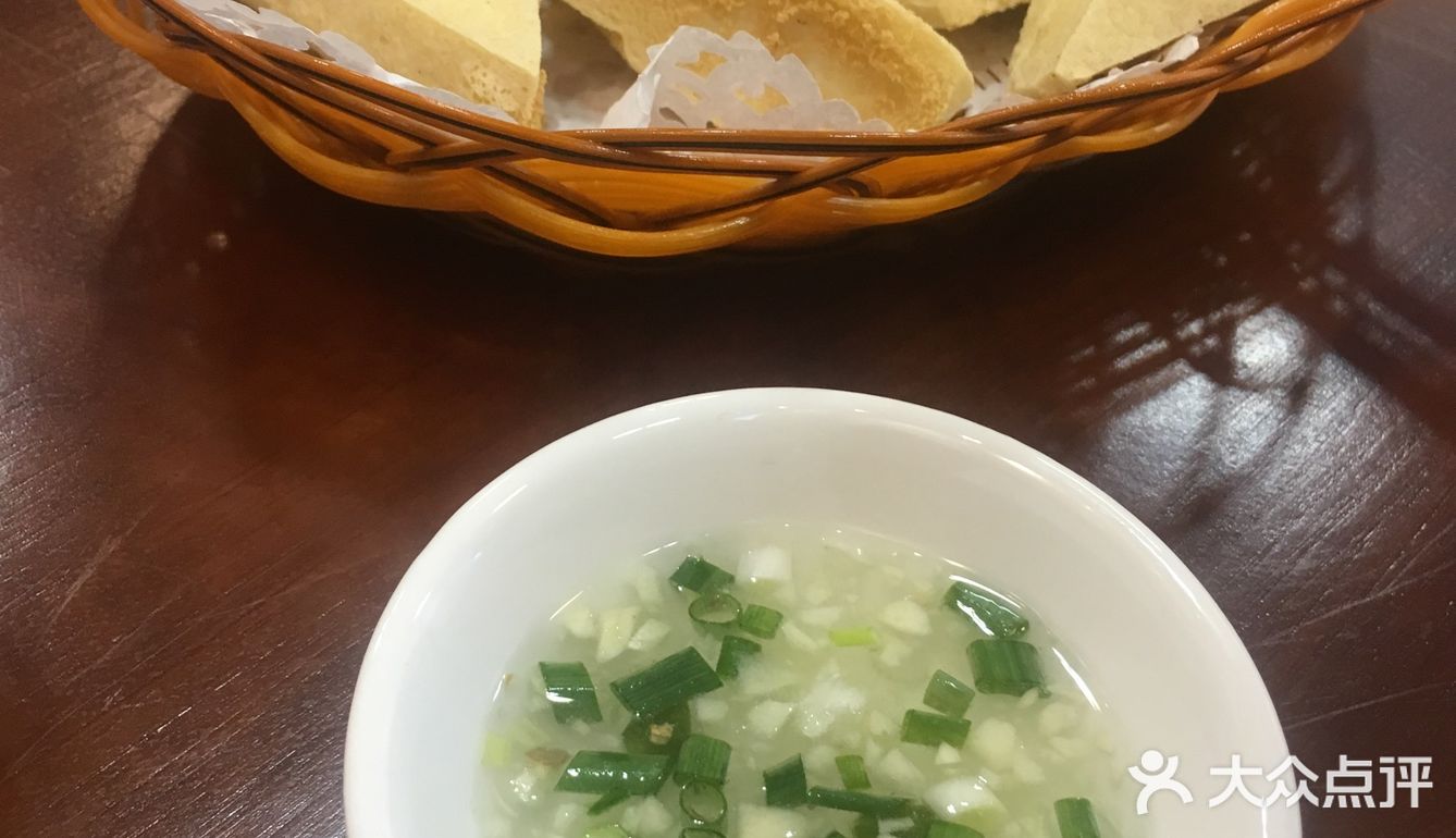 把招牌小吃都点上了,豆浆很浓,根据自己的口味加糖