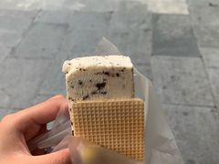 香草巧克力脆冰淇淋-詹爷爷乌节路街头冰淇淋