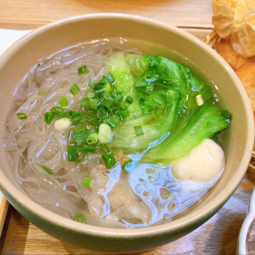 「燕丝面」细滑透明燕丝面,口味清淡,面里添加了青菜,花枝丸和肉燕,有