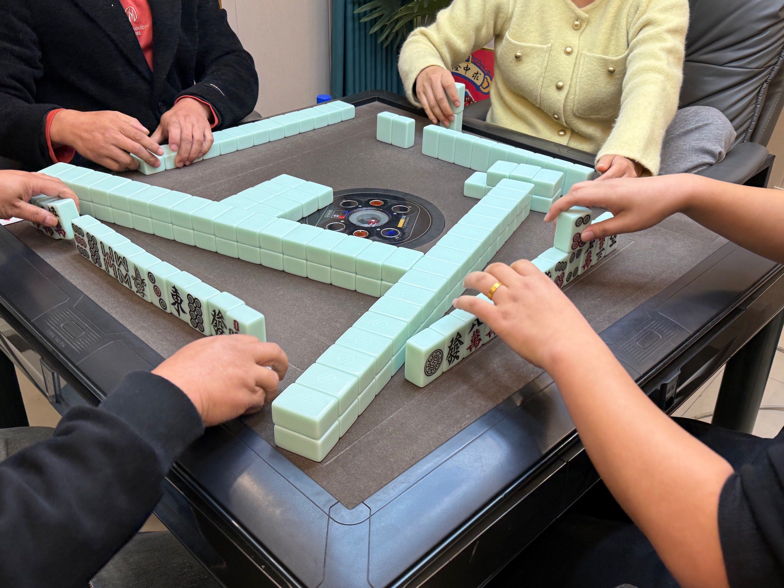 和朋友们在这打麻将🀄️,简直太赞了👏