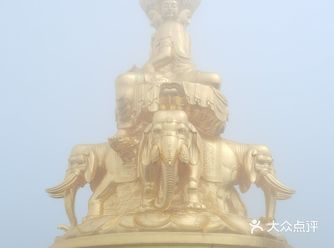 在中秋节之前，我和家人一起去了峨眉山金顶看日出