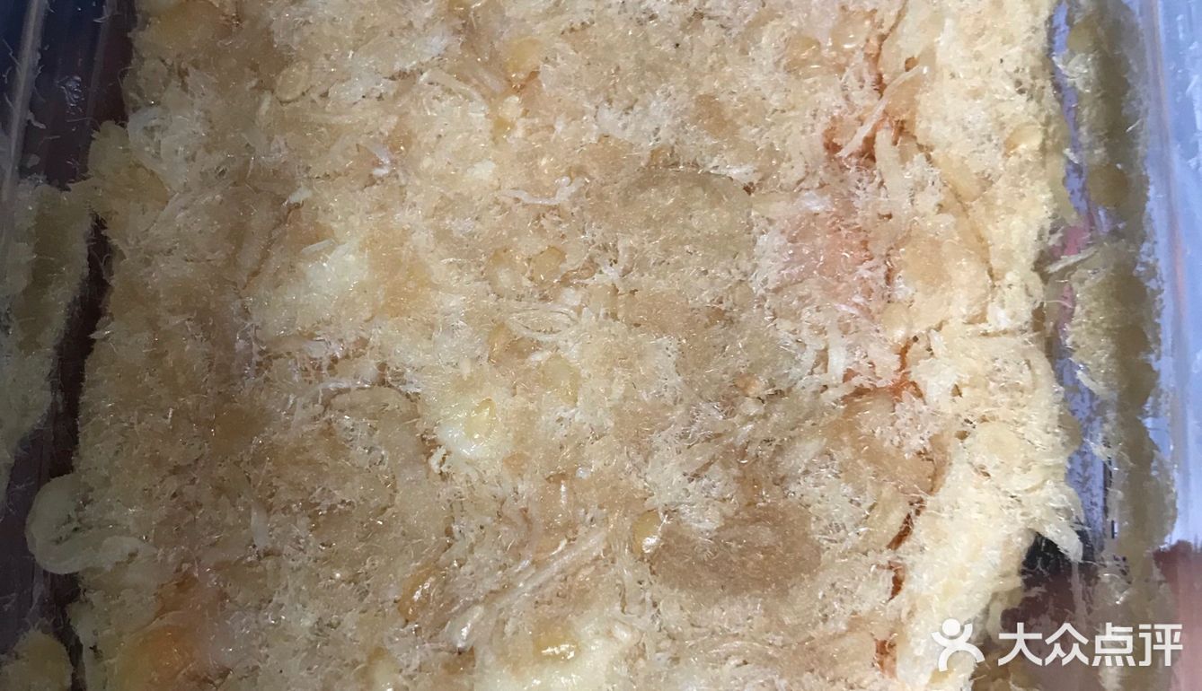 一层芋泥，没有过度添加糖份，芋泥绵密，我最喜欢麻薯